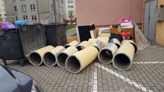 Duży remont w bloku, a niezabezpieczone odpady zostawione pod oknami mieszkańców [FOTO]