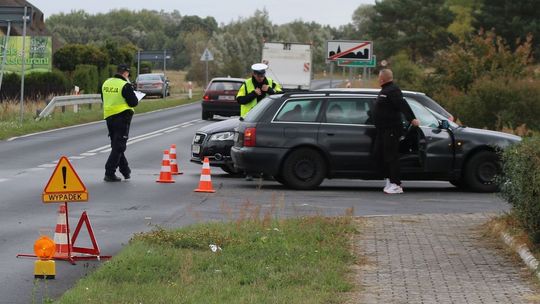 Dwa audi zderzyły się na wjeździe na stację paliw