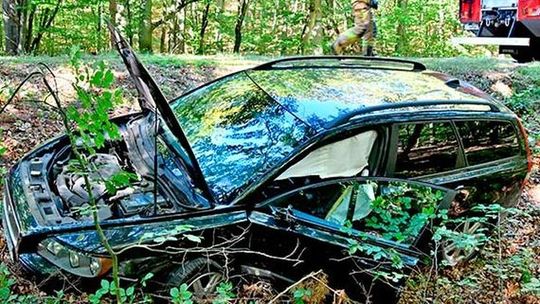 Dwa auta w rowie. Oderwane koło przyczyną wypadku