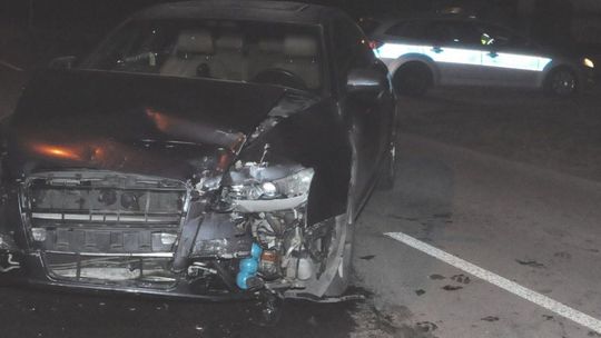 Dwa samochody wyprzedzały naraz i „spotkały się” na lewym pasie