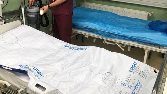 Dwie osoby zmarły, a 18 osób się zaraziło. Wśród chorych są dzieci