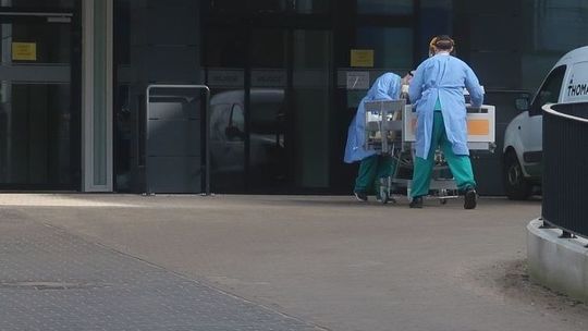 Dwie osoby zmarły, a wielu zakażonych przebywa w szpitalu