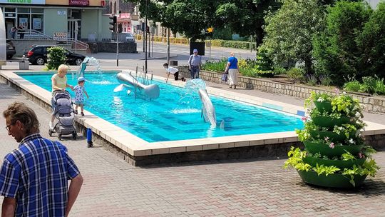 Dwie ryby tryskają. Ale trzecia...