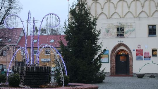 Dwie świąteczne ozdoby przed ratuszem