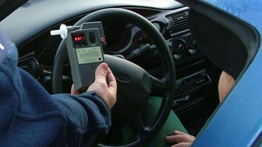 Dwóch nietrzeźwych kierowców wpadło na południu powiatu gryfińskiego. Chodzi o kasę i uprawnienia