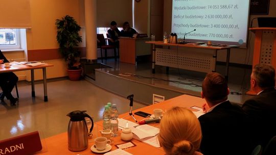 Dwoje kandydatów na starostę i jeden na wicestarostę. Wybiera 21 radnych