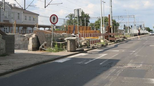 Dworzec kolejowy w Gryfinie rozkopany. Końca prac nie widać