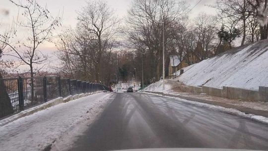 Dyrektorka przedszkola wyręczyła zarządcę śliskiej drogi. Bała się o bezpieczeństwo