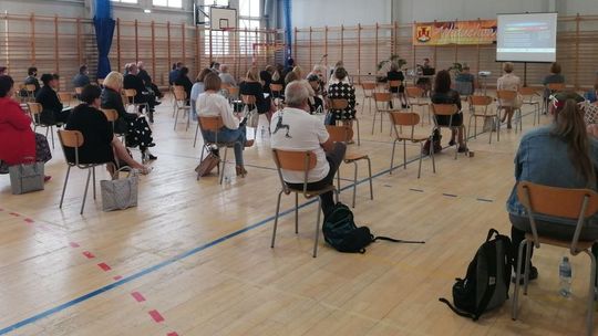 Dyrektorzy mieli kontakt z osobą, która trafiła na kwarantannę. Siedziała bez maseczki