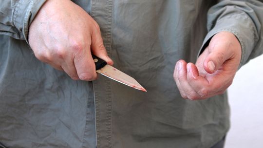 Dźgnął go nożem w brzuch. 64-latkowi grozi dożywocie