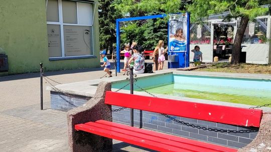 Dzieci czekają na kurtynę wodną