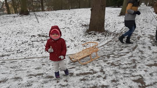 Dzieci tęsknią za śniegiem i jazdą na sankach