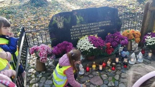 Dzieci zadbały o pomnik upamiętniający Sybiraków