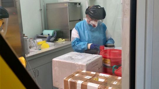 Dziecko i mężczyźni w średnim wieku z koronawirusem