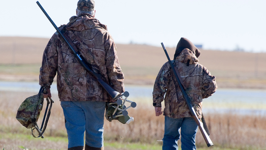 Dzieci widziały śmierć zwierząt podczas polowań. Prawo łowieckie różni się w różnych państwach