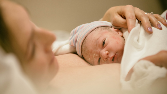 Jakie imiona „rządzą” w tym roku? Narodziny dziecka przez internet