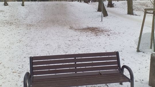 Dziecko zjeżdżające na sankach może uderzyć w tę ławkę! Powinno się ją przenieść - uważa czytelnik