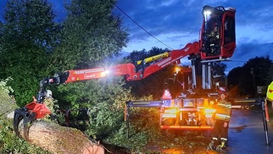 Dzięki strażakom drogi były przejezdne. Wypadek z jednym rannym