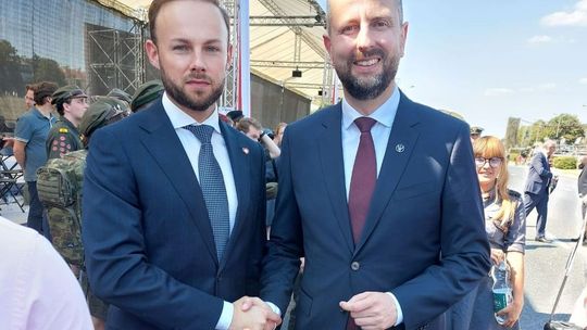 Minister obrony z przewodniczącym powiatu gryfińskiego na defiladzie [FOTO]