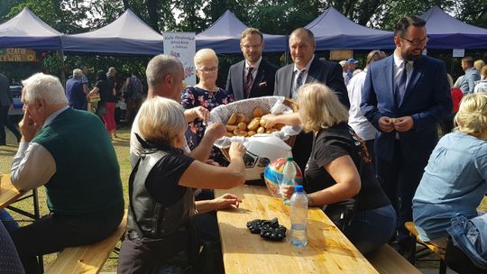 Dzielili chlebem podczas dożynek [FOTORELACJA]