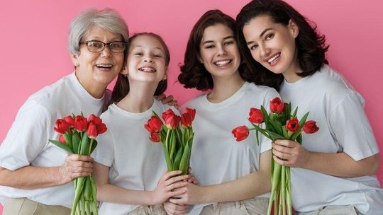 Prezenty na 8 marca 2026 r.: Tradycyjne bukiety kontra nowe trendy