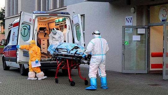 Dzienny wykaz zachorowań w naszym powiecie i województwie na mapach niczym chmura gradowa