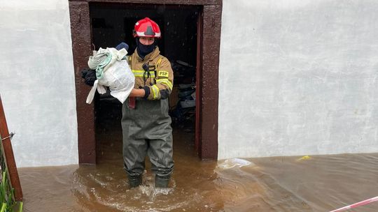 „Dziewczynka wpadła do rzeki” - tak chcą wyłudzić od nas pieniądze. Oszuści i szabrownicy