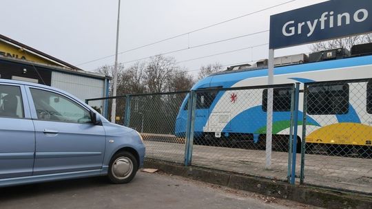 Dziki parking, dzikie oznakowanie, gminna ulica...