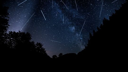 Dziś niebo zatańczy. Sprawdź, jak obejrzeć deszcz meteorów