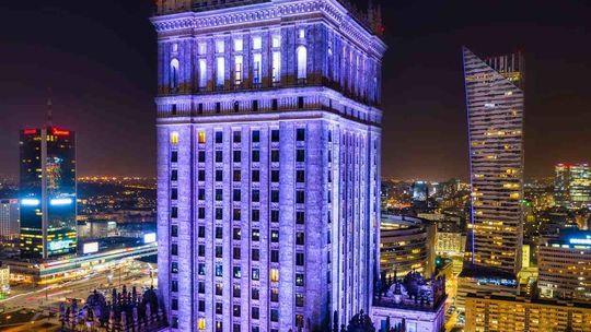 Dziś niektóre budynki w całej Polsce zaświecą na niebiesko. Sprawdź dlaczego
