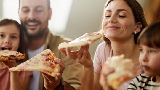 Święto pizzy uczcimy w pizzerii czy w domu? Podajemy przepis!