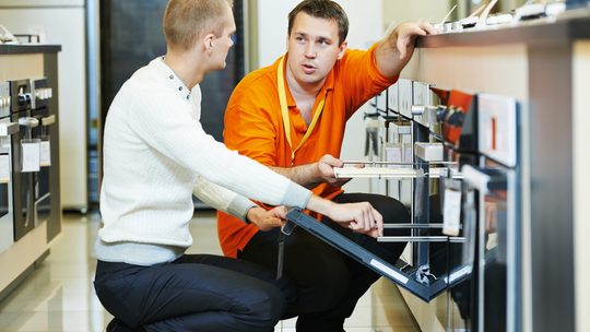 Pieniędzy mało, więc oszczędzamy. Na co wydajemy mniej?