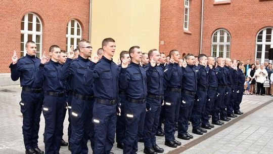 Dziś wypowiedzieli słowa roty. Jeden młody policjant trafi do Gryfina