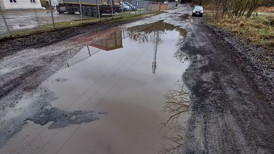 Dziura na dziurze, nie można przejechać tą drogą! - skarży się czytelniczka [interwencja igryfino]