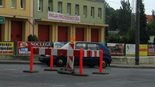 Dziura na środku drogi