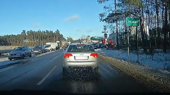 Dziury, błoto i zajęte pobocze. Korzystanie z tej drogi jest niebezpieczne! - ostrzega czytelnik 