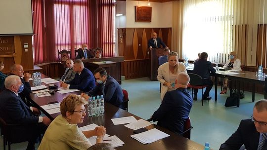 Dziwne ruchy wokół studium