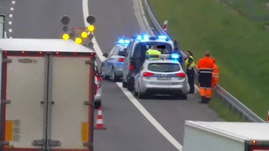 Dziwne sceny na S-ce. Najpierw cofał, potem uciekał przed policją [WIDEO]