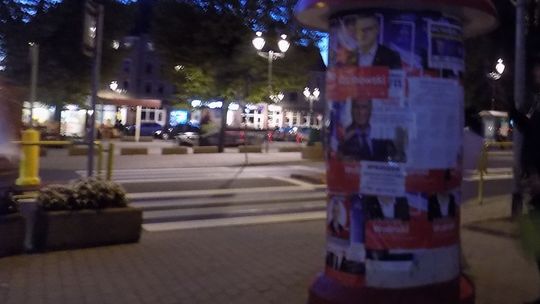 Dzwonią na policję, że plakaty są niszczone