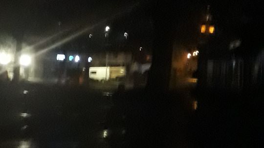 Egipskie ciemności w okolicy stadionu. A tamtędy rano chodzą dzieci do szkoły!