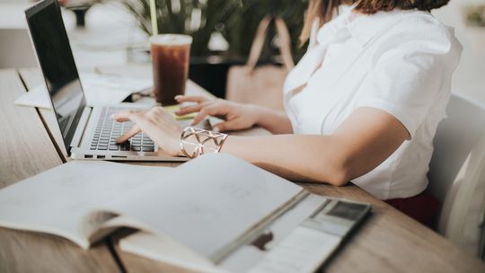 Elastyczność i bezpieczeństwo: Kluczowe zalety faktoringu dla małych firm Elastyczność i bezpieczeństwo: Kluczowe zalety faktoringu dla małych firm