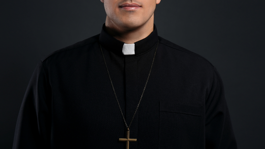 Ksiądz organizował oszustwa dotyczące skarbówki. Swojej córce i jej matce kupił dwa mieszkania