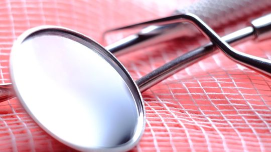 Ergonomia i precyzja: Jak optymalnie skonfigurować lupy chirurgiczne pod kątem specyfiki Twojej pracy?