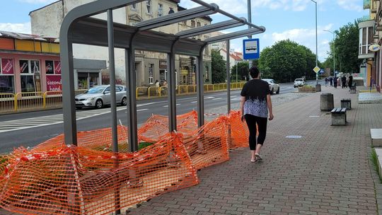 Ewenement na skalę światową! Przystanek... tyłem do autobusu!