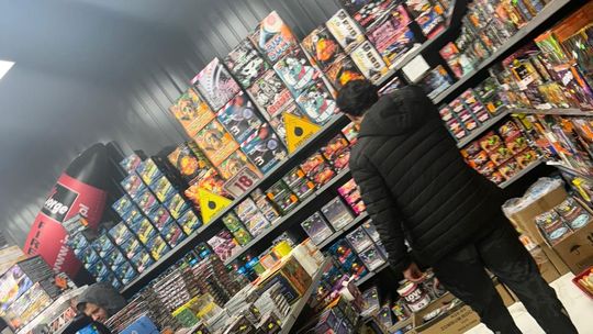 Fajerwerki sprzedają blisko stacji paliw! - alarmuje czytelnik