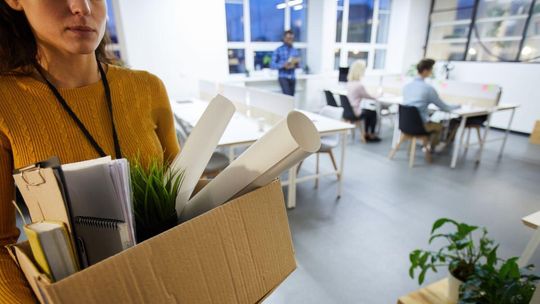 Plaga cichych, dużych zwolnień. Firmy formalnie nie stosują zwolnień grupowych. ale...