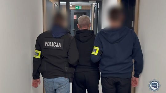 Wielki nalot kontrterrorystów. Funkcjonariusz ze Wschodu podrabiał banknoty i prał brudne pieniądze Wielki nalot kontrterrorystów. Funkcjonariusz ze Wschodu podrabiał banknoty i prał brudne pieniądze