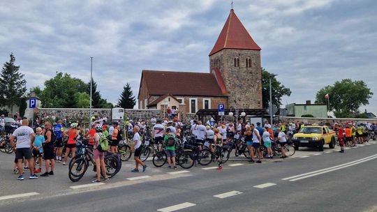 Fani Pana Samochodzika szukali tajemnic. Przejechali trasę na dwóch kółkach [FOTO]