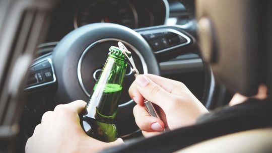 Mąż jechał pijany autem, a samochód straciła żona. Wszyscy wiedzieli, sąd nie. Stąd kasacja