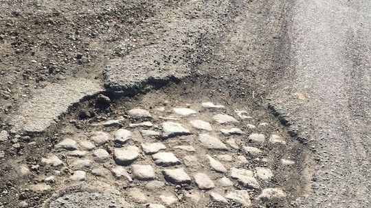 Fatalny stan gminnego odcinka drogi. Jeździmy slalomem - skarży się czytelnik